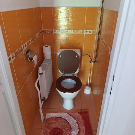 Na Tretasu S Vinnym Sklepem * Starovice