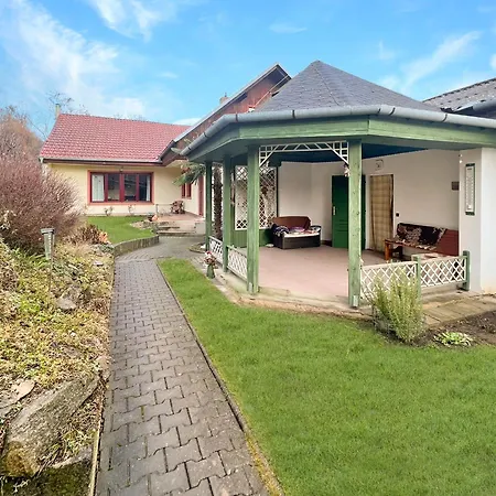 Na Tretasu S Vinnym Sklepem Holiday home
