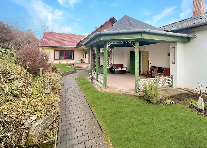 Na Tretasu S Vinnym Sklepem Holiday home *